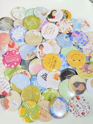 Botones broche con mensajes de fe