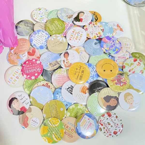 Botones broche con mensajes de fe
