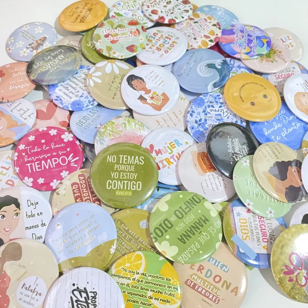 Botones broche con mensajes de fe